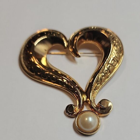 Huge Avon Signed Etched Open Swirly Goldtone Heart w Faux Mabe Pearl Pin Brooch - Picture 1 of 2